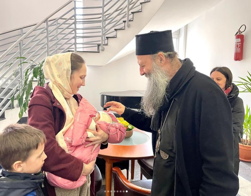 SRBI DOBRO ZNAJU KOJA JE NESREĆA RAT I ŠTA SU IZBEGLIČKE MUKE! Patrijarh Porfirije u poseti ljudima koji su POBEGLI iz Ukrajine (FOTO)