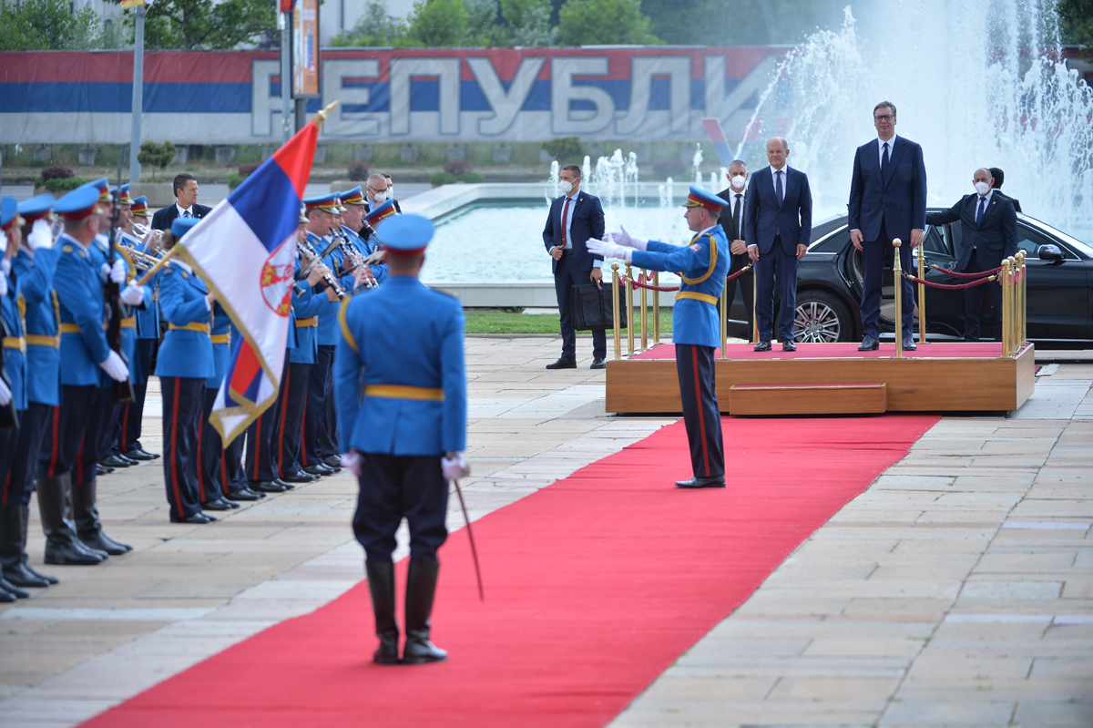 POŠTOVANJE PREMA SRBIJI Nemački kancelar Olaf Šolc poklonio se srpskoj zastavi! (FOTO)