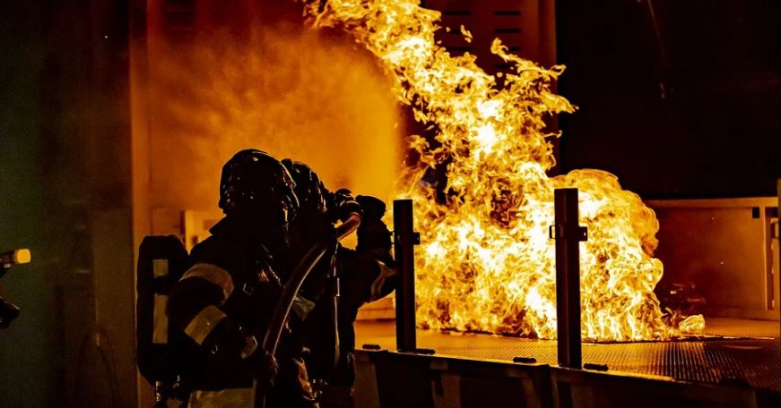 STAN POTPUNO UNIŠTEN: U zgradi u Nišu izbio požar