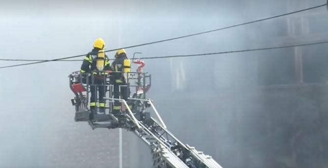 LUKA BEOGRAD IPAK I DALJE TINJA: 46 vatrogasaca se borilo sa vatrenom stihijom! (FOTO)