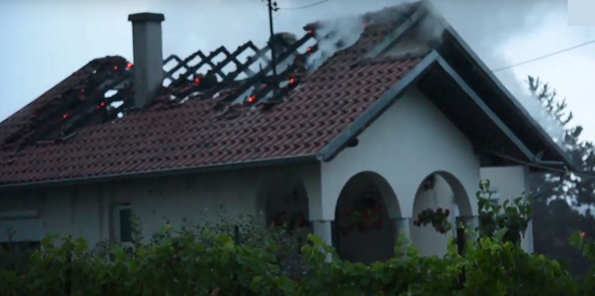 SNIMAK POŽARA U MLADENOVCU: Krov na kući potpuno izgoreo