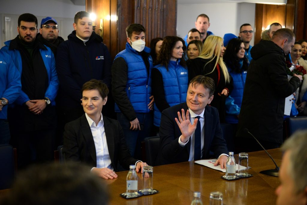 (VIDEO) ANA BRNABIĆ I DARKO GLIŠIĆ NA ČELU KOLONE! SNS predao potpise za kandidaturu Aleksandra Vučića