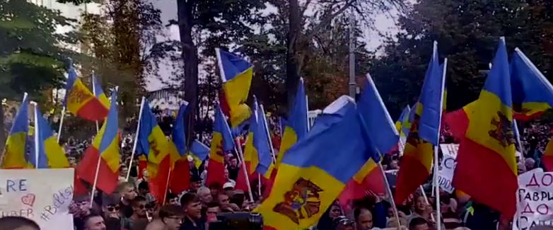 MASOVNI PROTEST U MOLDAVIJI: Demonstranti traže ostavku rukovodstva zemlje i nove parlamentarne izbore! (VIDEO)