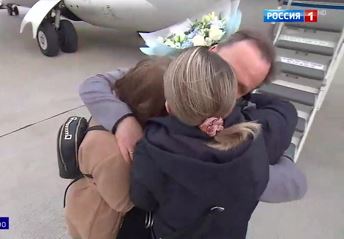 PUT KUĆI DUG 12 GODINA: Dirljiv susret oslobođenog ruskog pilota sa porodicom (VIDEO)