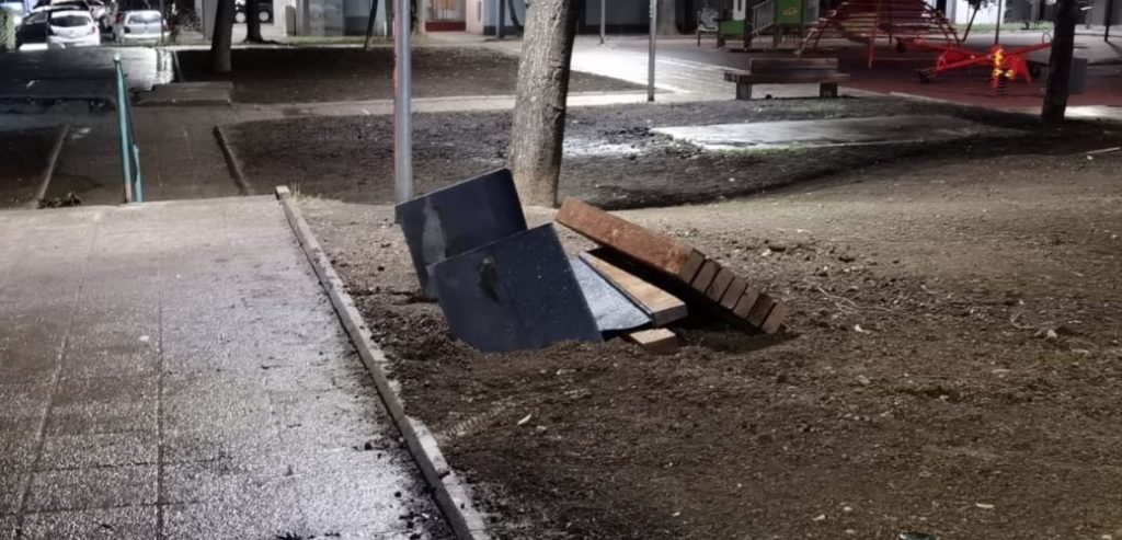 DEMOLIRANO DEČJE IGRALIŠTE! Bahati vozač uleteo u parkić (FOTO)