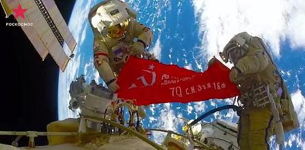 SPEKTAKULARNO! Ruski kosmonauti razvili zastavu u SVEMIRU i ČESTITATI DAN POBEDE!