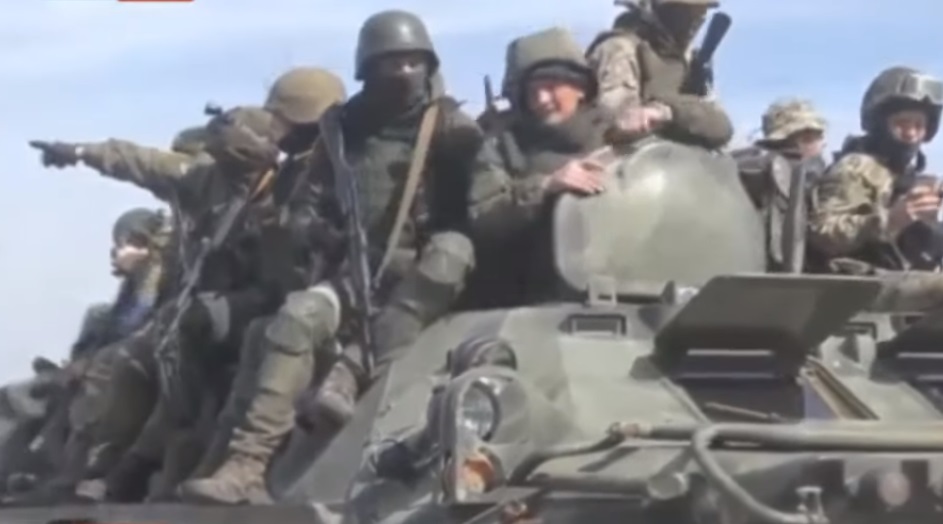 SNIMAK IZ MARIUPOLJA KOJI NIJE LAKO GLEDATI: Fatalno ranjen ruski vojnik, nije mu bilo spasa (VIDEO)