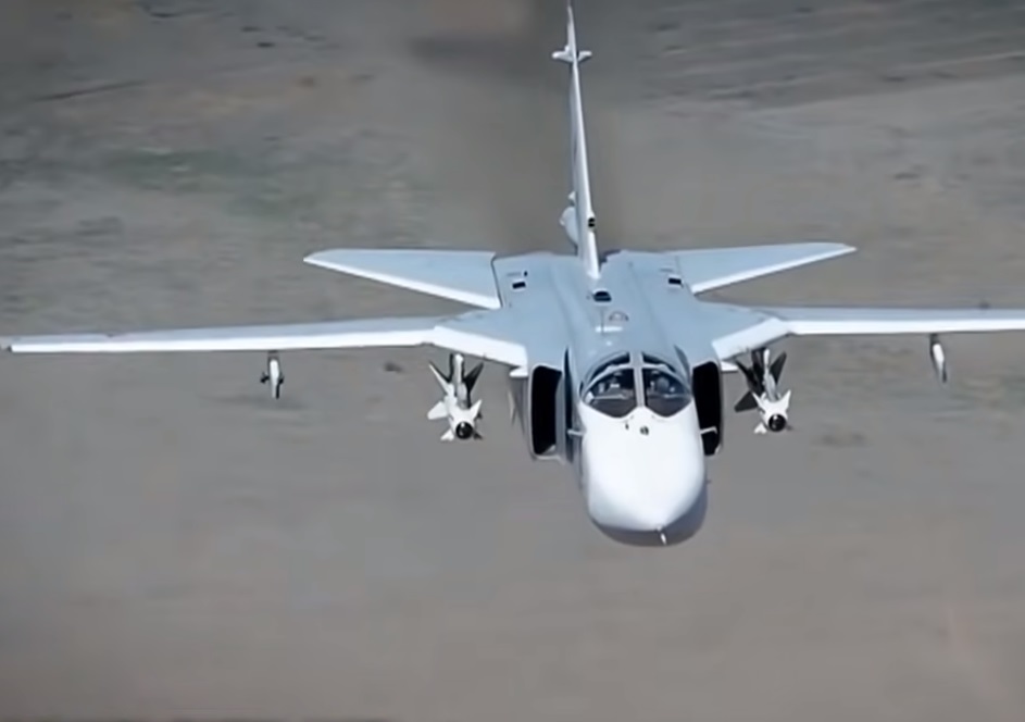 RUSKI BOMBARDER U NISKOM LETU RAZNEO UKRAJINSKE POLOŽAJE! Neviđeno do sada, Su-24M leti na izuzetno maloj visini, a onda BACA BOMBE (VIDEO)