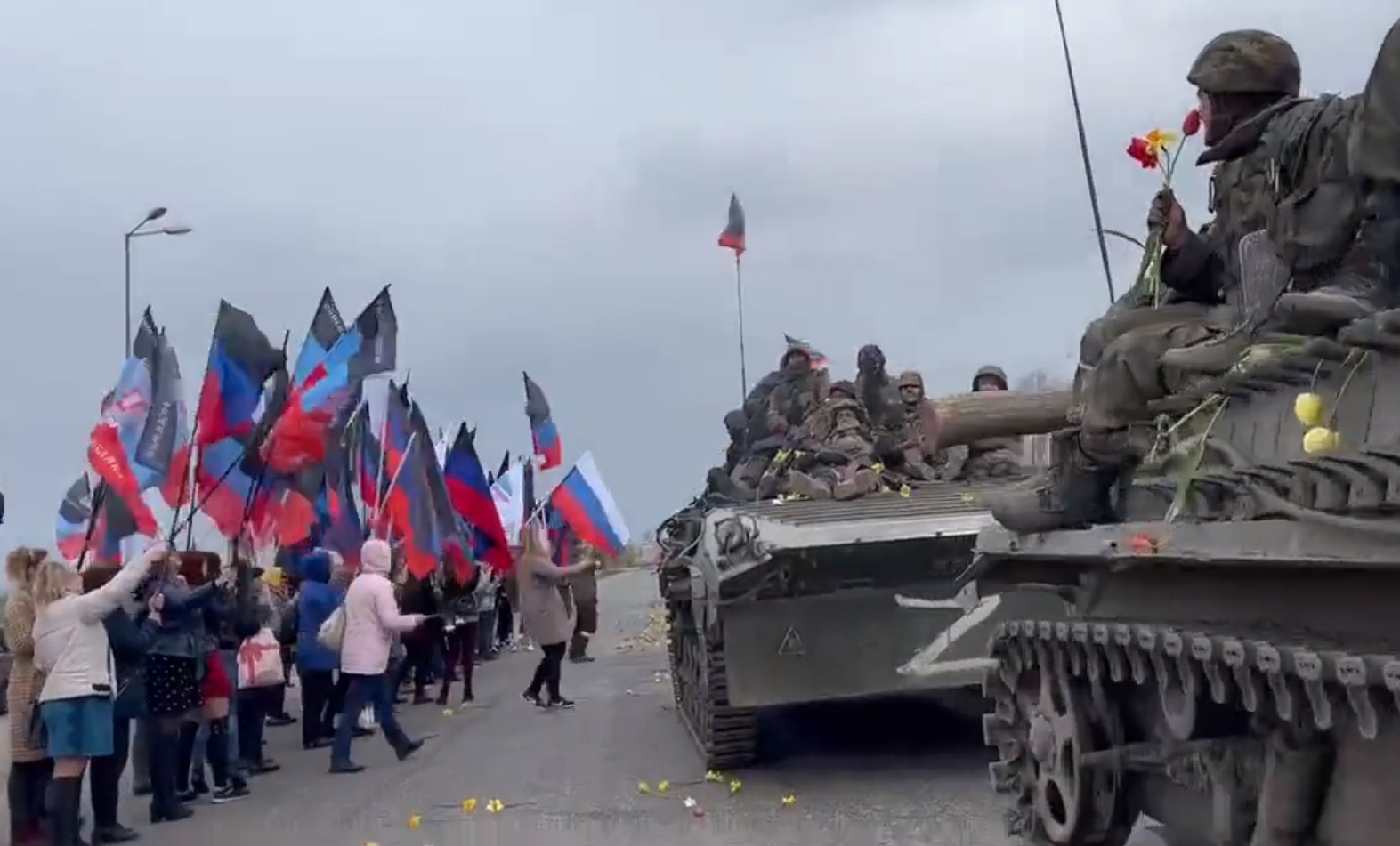 RUSKA VOJSKA GOMILA ORUŽJE NA GRANICI SA UKRAJINOM: Tenkovski vod od 6 tenkova T-90M uslikan u Belogorodskoj oblasti