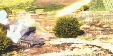 Objavljen snimak kako ruski višecevni raketni sistem "Solncepek" uništava ukrajinske pozicije kod Severska (VIDEO)