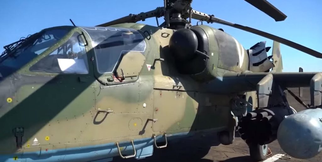MOĆNI RUSKI Ka-52 JE JEDNIM RAFALOM UNIŠTIO DVA OKLOPNA VOZILA: Snimak razoružavajući….
