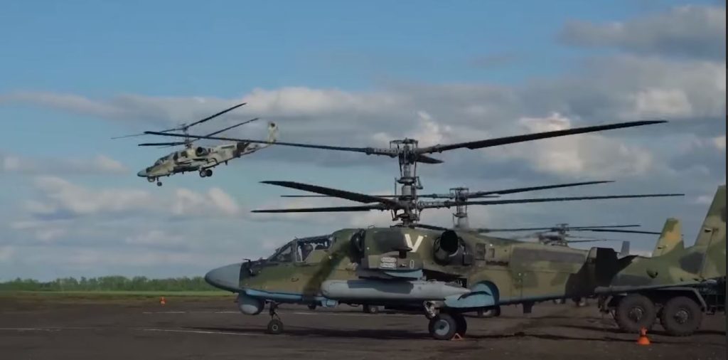 Objavljeni snimci akcija jurišnih helikoptera Ka-52 „ALIGATOR“ po ukrajinskim pozicijama (VIDEO)