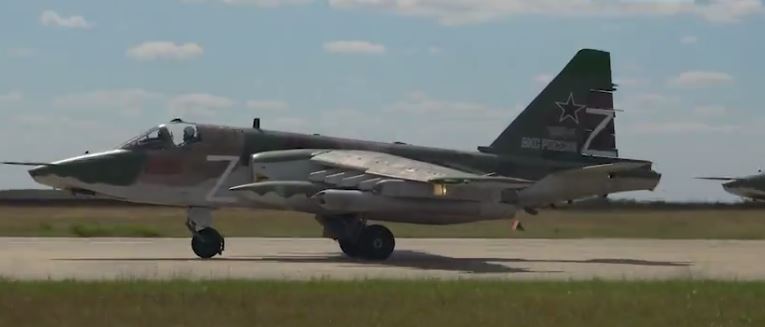 Moskva objavila snimke leta jurišnih aviona Su-25 dok izvršavaju borbene zadatke tokom operacije u Ukrajini! (VIDEO)
