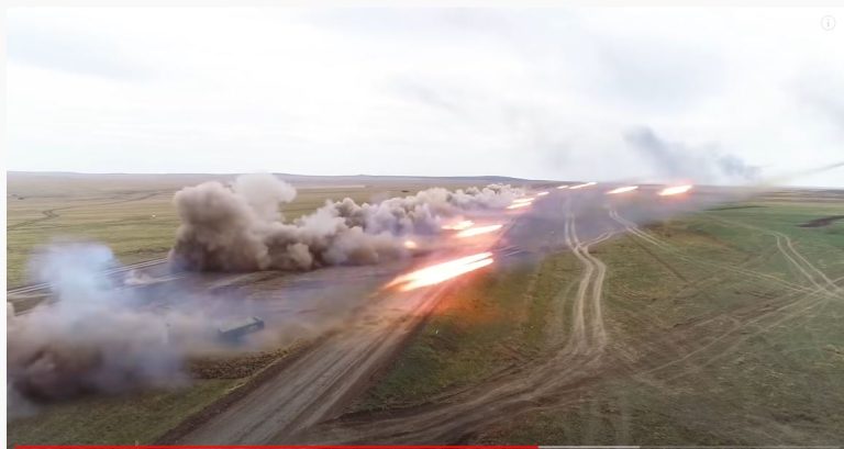 RUSKE SNAGE UNIŠTILE KOLONU VOZILA GRUZIJSKIH PLAĆENIKA:  U vozilu pronađeni uzorci zapadnog oružja (VIDEO)