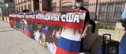 Na zgradi ambasade SAD u Moskvi projektovan video sa ubijenom decom u Donbasu! (VIDEO)