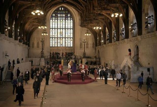 LONDONSKA HITNA POMOĆ IMA PUNE RUKE POSLA: Na hiljade ljudi koji su čekali u redovima pred kraljičinim kovčegom tražilo medicinsku pomoć