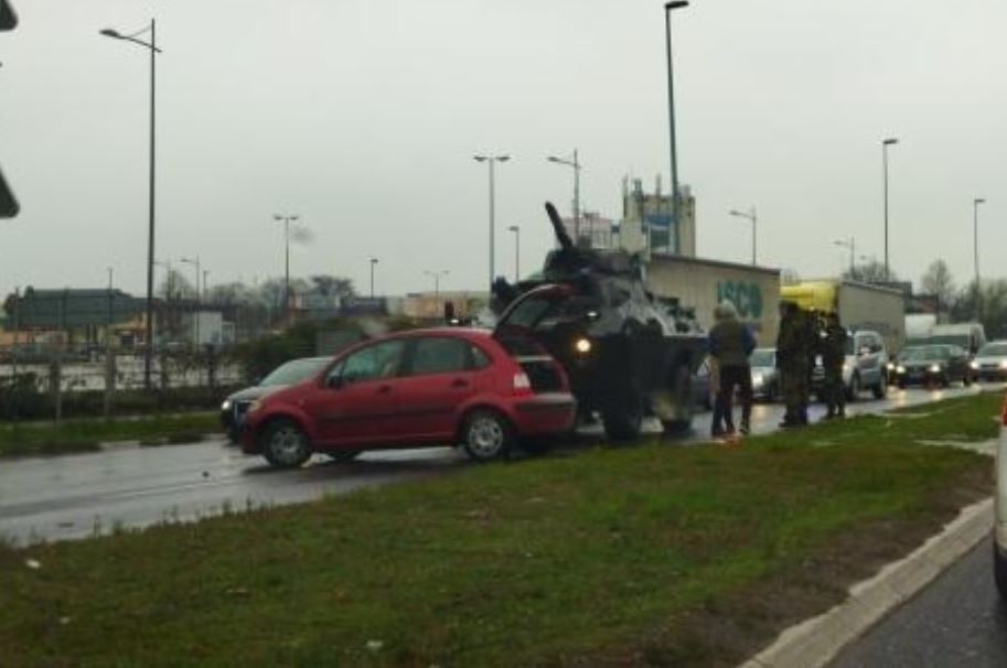 UŽAS U BEOGRADU! OKLOPNO VOZILO NALETELO NA AUTOMOBIL! (FOTO)