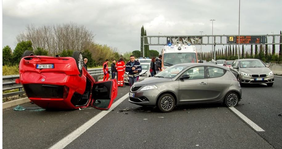 SUDAR AUTOMOBILA I CISTERNE KOD ŽITORAĐA: Dve osobe povređene u saobraćajnoj nesreći!