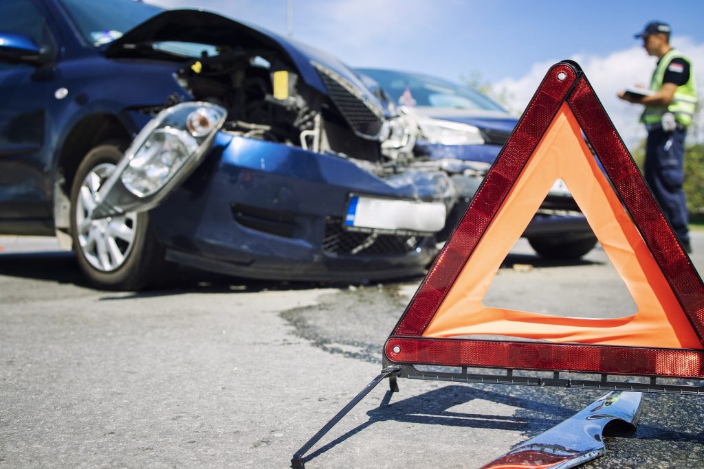 DVE TEŠKE SAOBRAĆAJKE U BEOGRADU: Povređen mladić (28) prilikom prevrtanja automobila, koji je hitno prevezen u Urgentni centar!