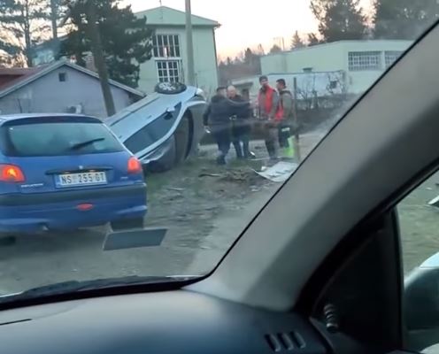 SAOBRAĆAJNA NESREĆA KOD NOVOG SADA: Automobil se prevrnuo na krov (VIDEO)