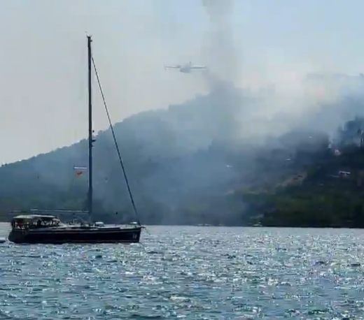 POŠAR KOD ŠIBENIKA: Vatrenu stihiju gasi 24 vatrogasaca i protivpožarni avion! (VIDEO)