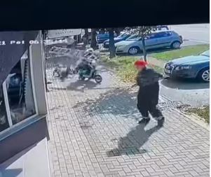 NEVEROVATAN SNIMAK IZ INĐIJE: Električnim biciklom oborio čoveka sa merdevina  (VIDEO)