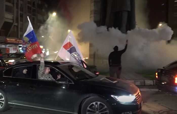SLAVLJE U SEVERNOM DELU KOSOVSKE MITROVICE: Srbi se raduju Vučićevoj pobedi!