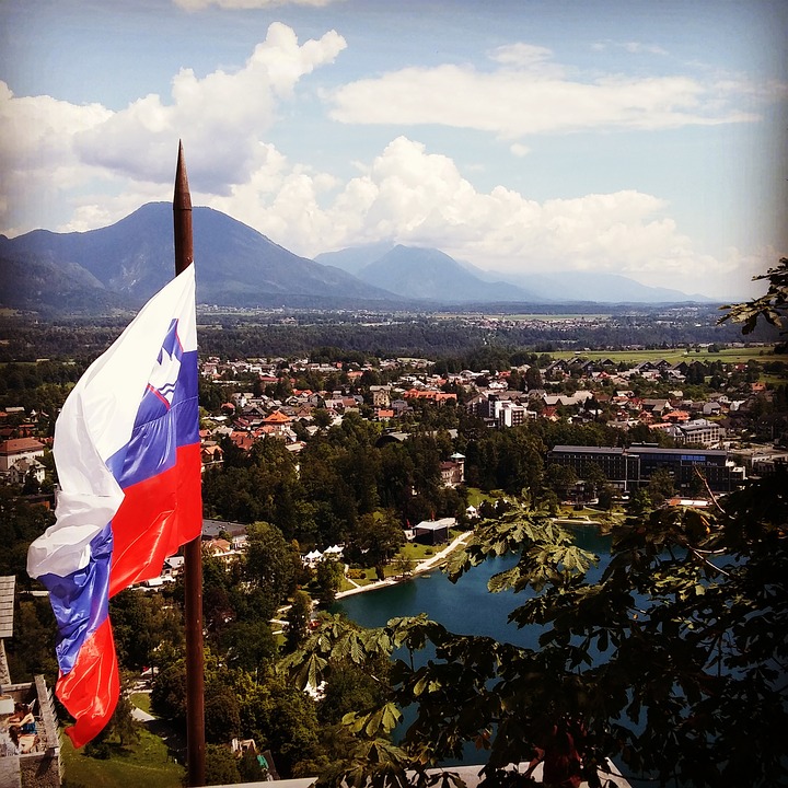 DOKLE IDE OVO LUDILO: Slovenačke diplomate morale da uklone zastavu Slovenije jer LIČI NA RUSKU! (FOTO)