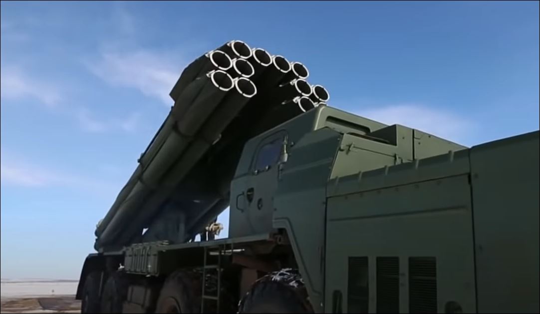 SALVO LANSIRANJE RAKETNOG BACAČA "SMERČ": Napredno rusko naoružanje uništava sve pred sobom (VIDEO)