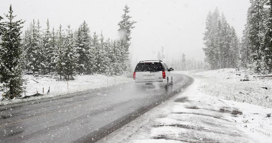 AMSS PORUČUJE: Saobraćaj otežan i usporen zbog kiše i snega
