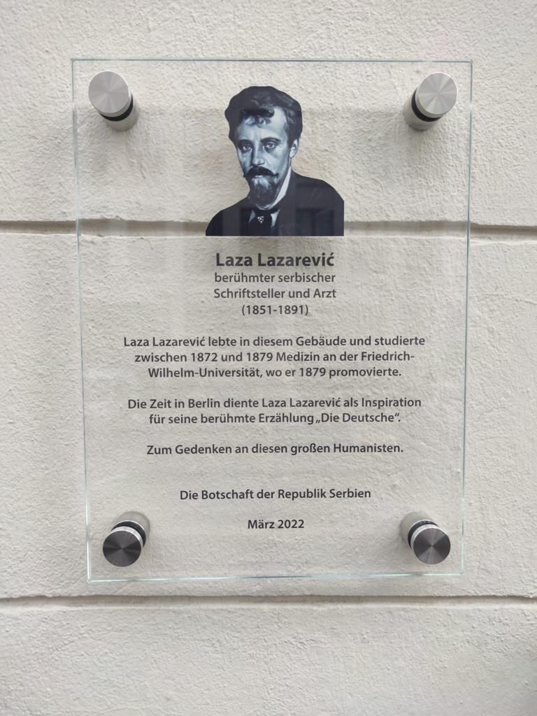 OTKRIVENA SPOMEN-PLOČA LAZI LAZAREVIĆU: Obeležje na zgradi u Berlinu gde je živeo u vreme studija