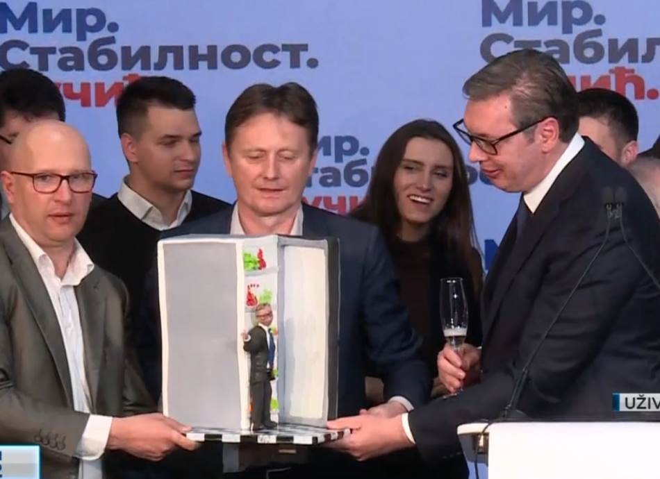 SVI PRIČAJU O TORTI IZ SNS ŠTABA! Vučić proglasio pobedu, a onda su mu poklonili URNEBESNU stvar (VIDEO)