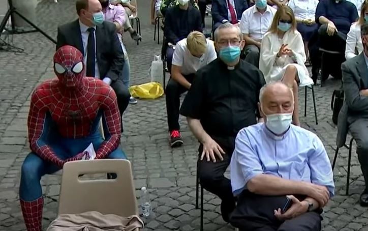 SPAJDERMEN U VATIKANU!  Zanimljiv posetilac slušao papa Franju (VIDEO)