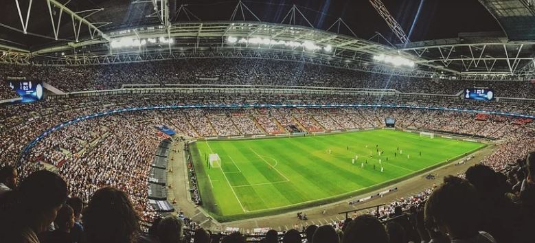 JEZA NA UTAKMICI LIGE ŠAMPIONA: Navijači gledaju u rakete iznad stadiona (FOTO)