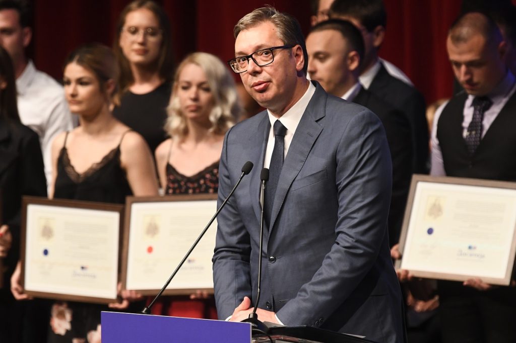 NAGRADE ZA NAJBOLJE: Predsednik Srbije Aleksandar Vučić uručio stipendije „Dositeja“ najboljim studentima (FOTO)