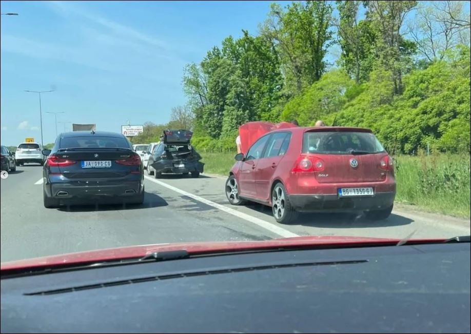 LANČANI SUDAR KOD AERODROMA: U udesu učestvovalo pet vozila