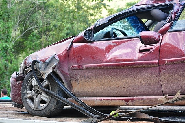 STRAVIČNA NESREĆA KOD KRALJEVA: Vozač zaspao za volanom, pa udario u kamion – automobil potpuno smrskan! (FOTO)