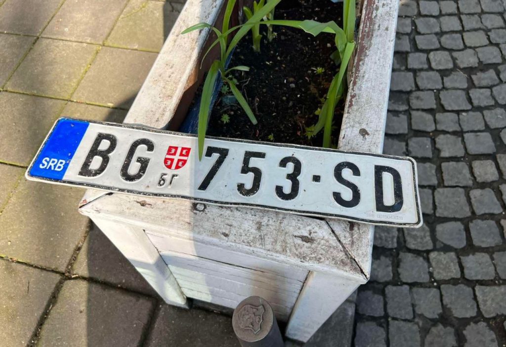 VESIĆ NA SVAKOM KORAKU POMAŽE MEŠTANIMA! Našao izgubljenu tablicu dok je šetao Beogradom, pa obavestio vozača (FOTO)