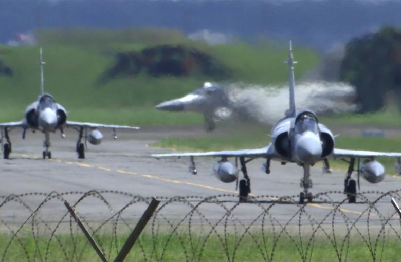 Četranaest kineskih - borbenih aviona preletelo Tajvanski moreuz!