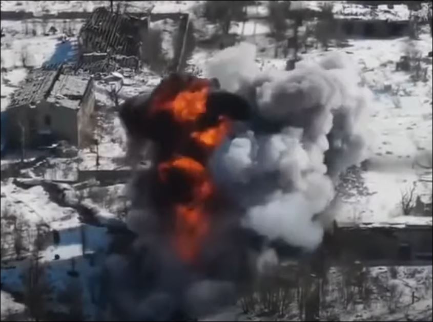 RUSKI NAJNAPREDNIJI I NEPOBEDIVI TENK LETI U VAZDUH! Ukrajinci objavili SNIMAK uništenja PONOSA KREMLJA (VIDEO)