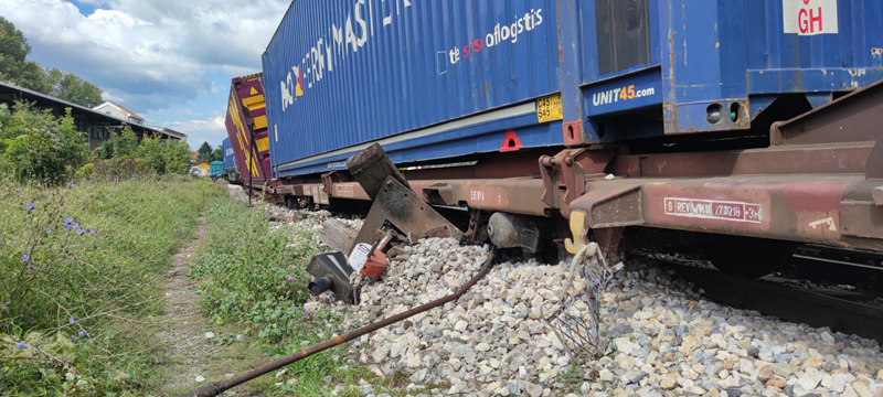 TERENTNI VOZ ISKOČIO IZ ŠINA: Oštećena pruga, ali nema povređenih
