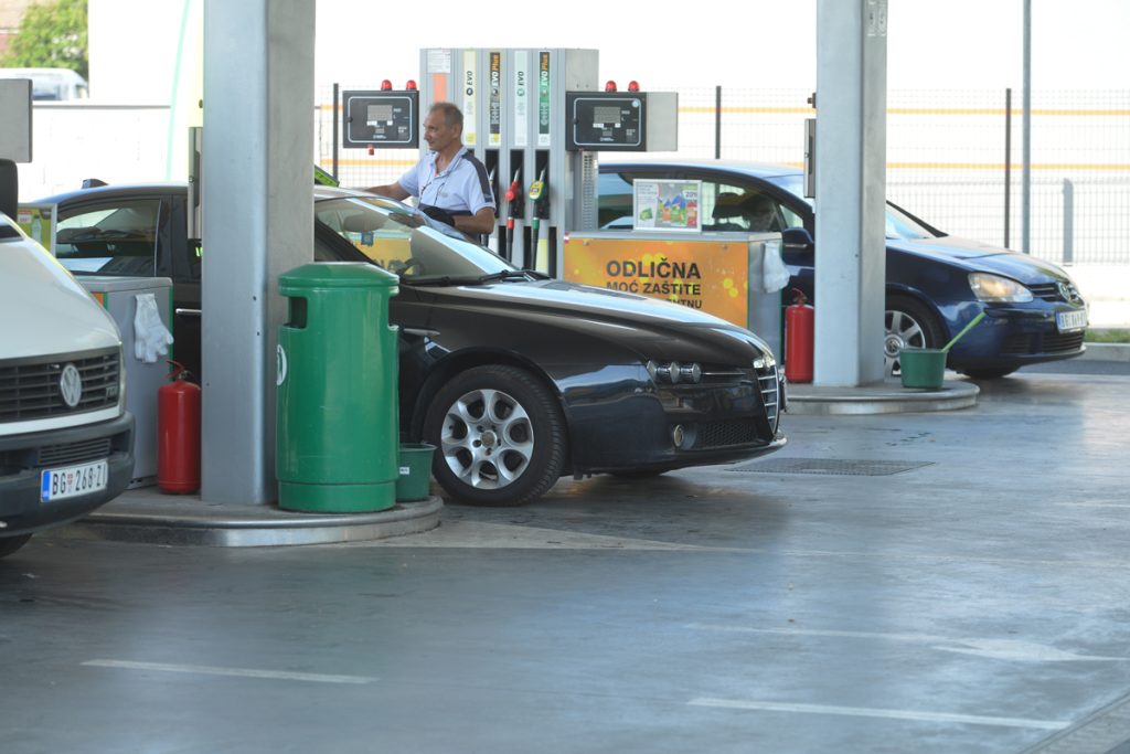 DOBRE VESTI: Cene benzina i dizela od danas SNIŽENE za najmanje PET DINARA, a evo i do kada će važiti!