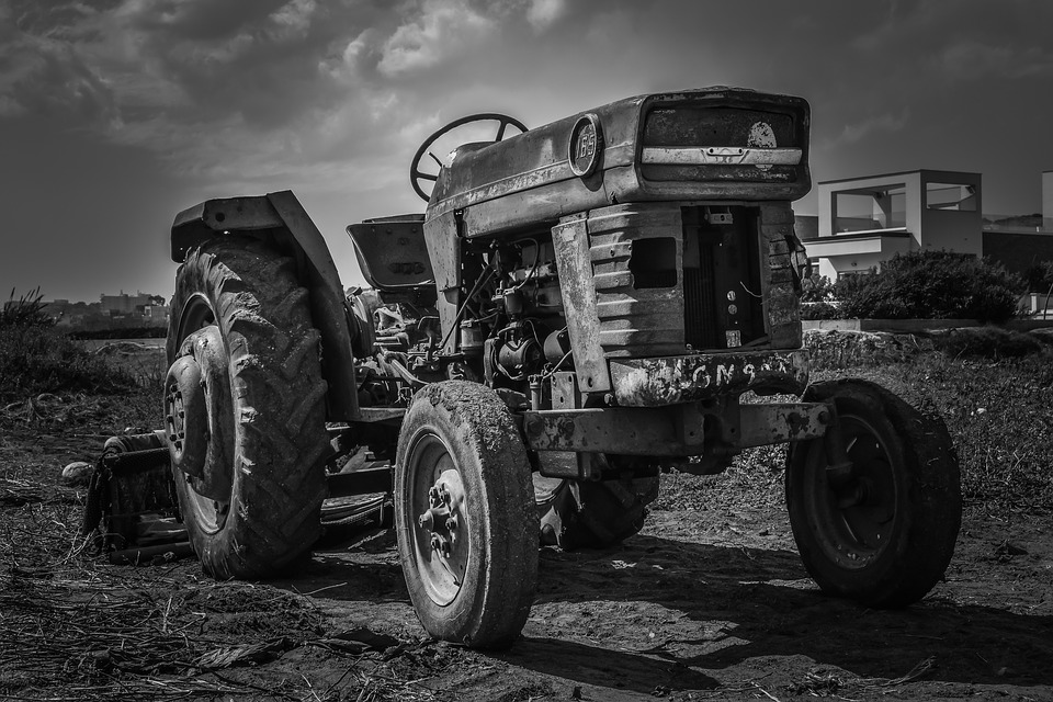 JEZIVA NESREĆA U REKOVCU: Traktor se prevrnuo