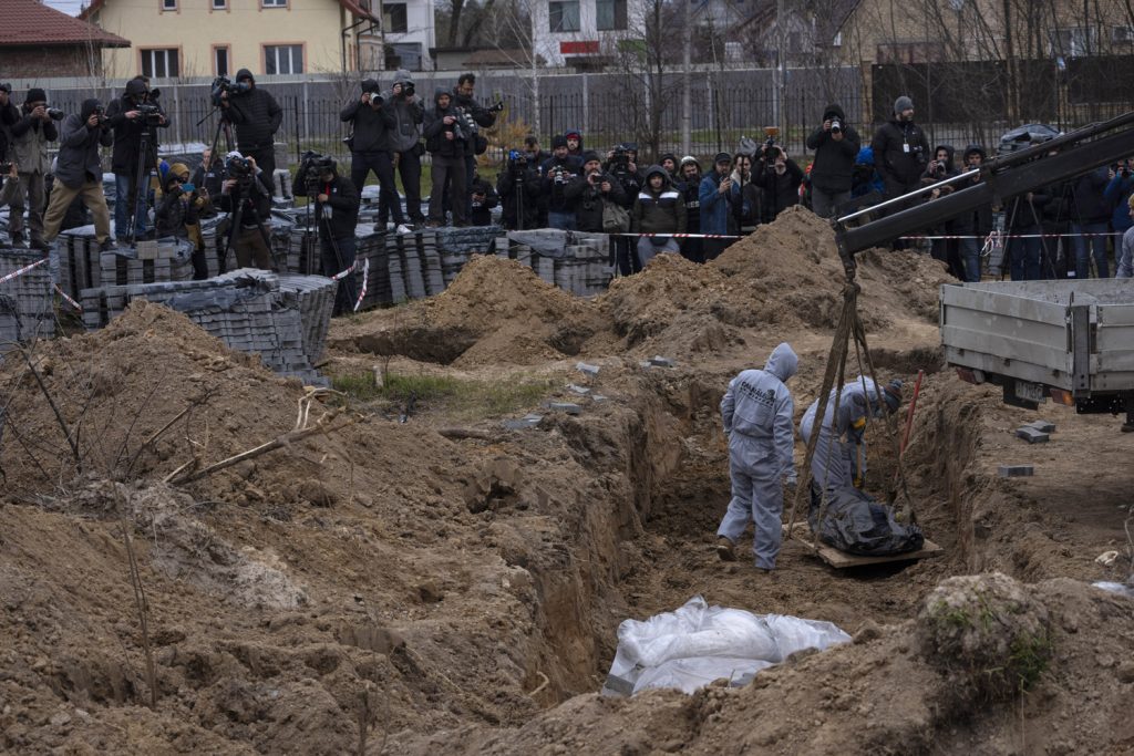 UPRAVO JE OTKRIVENA MASOVNA GROBNICA KOD KIJEVA! Pronađeno je 900 masakriranih tela, a mnoga su i spaljena u ruskim mobilnim KREMATORIJUMIMA