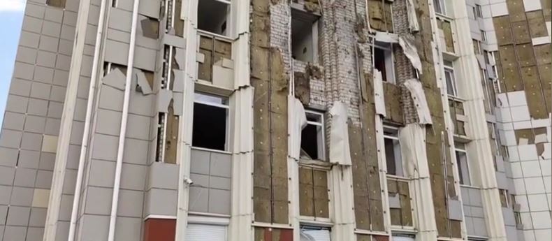 Ukrajinski dron-samoubica napao zdanje administracije Energodara! (VIDEO)
