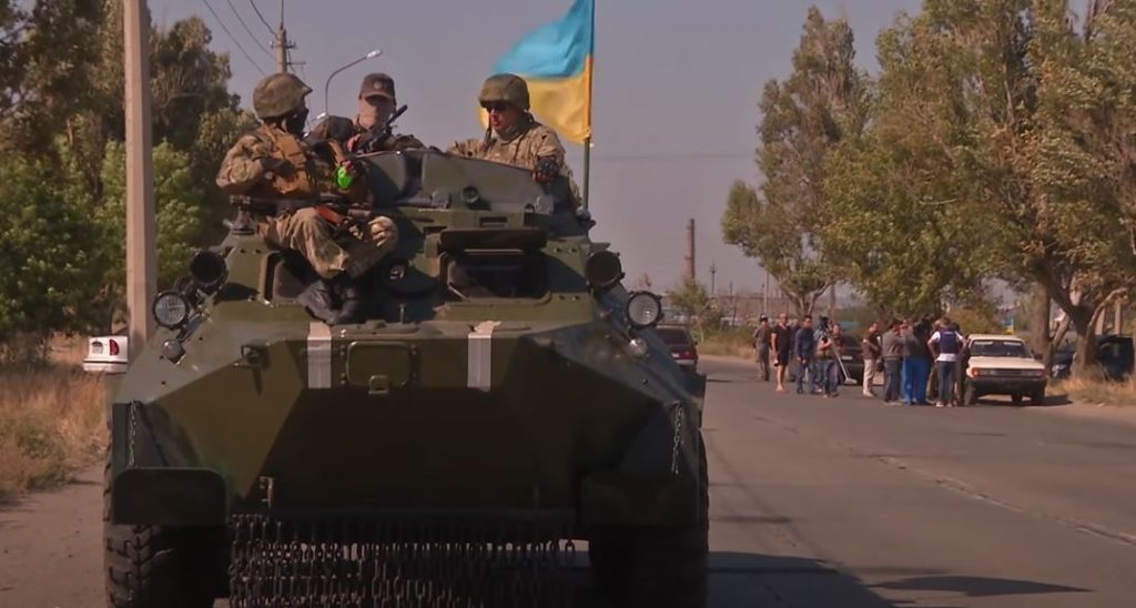 SRAMNO! Ukrajinski vojnici pljačkali kuće meštana, pa pobegli kad su stigle snage DNR! (VIDEO)