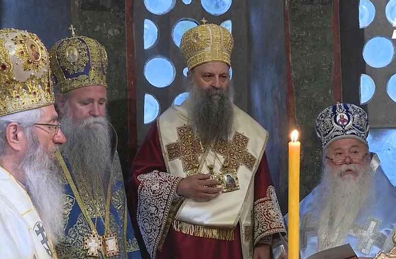USTOLIČENJE PATRIJARHA PORFIRIJA: Počela liturgija u Pećkoj patrijaršiji (VIDEO/FOTO)