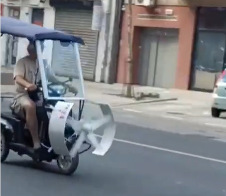 BEOGRAĐANI ZBUNJENI PRIZOROM: Ovaj čovek se hladi ili tera komarce nasred Dorćola? (VIDEO)