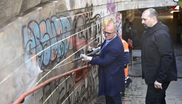 VESIĆ: Grad Beograd dao milion eura za uklanjanje grafita!