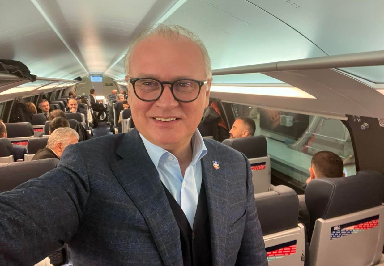 VESIĆ OBJAVIO SLIKU IZ BRZOG VOZA: Istorijski dan za Srbiju! (FOTO)